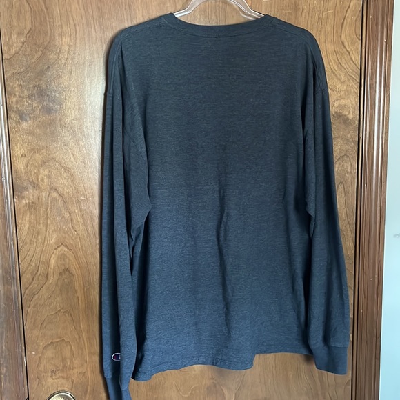 Men’s Champion long sleeved shirt XL - Picture 2 of 3